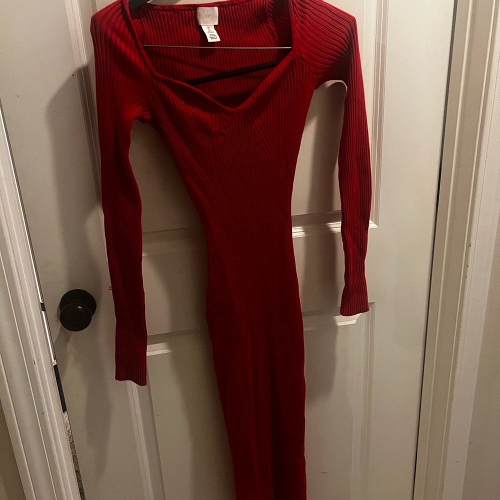Red Maxi Bodycon Dress with Long Cuffed Sleeves and V-Neck for Night Out